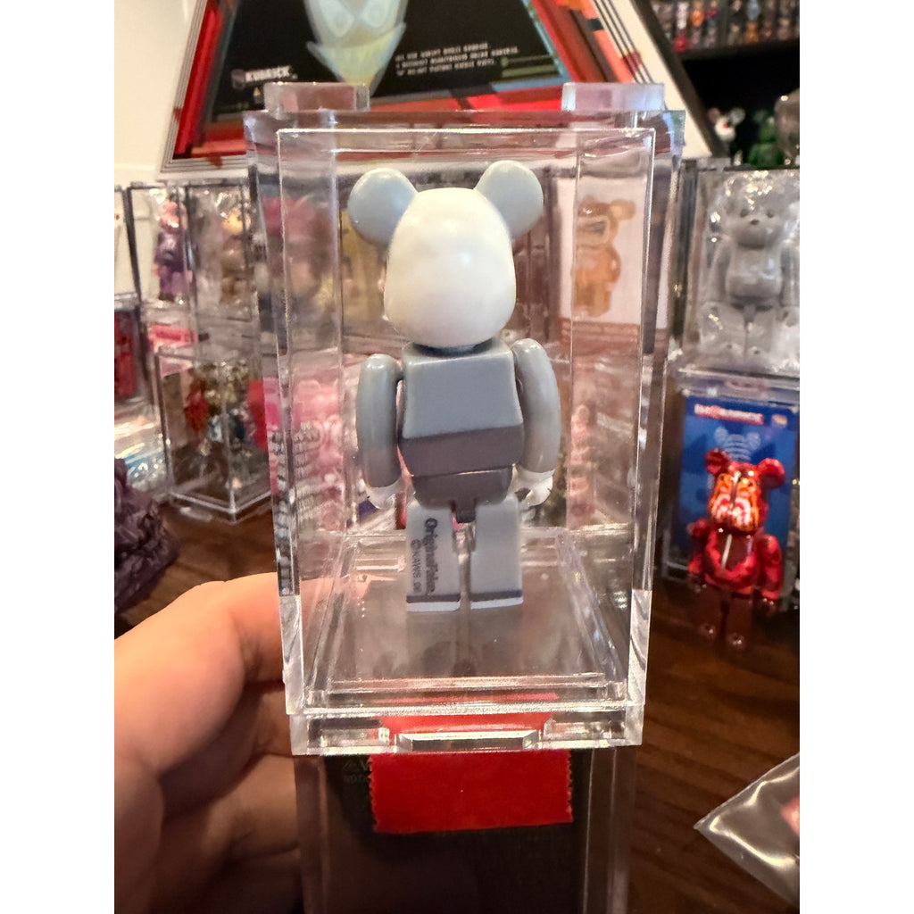 Bearbrick 2006 KAWS Orignal fake